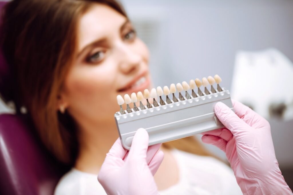 Mulher sorrindo com dentes saudáveis